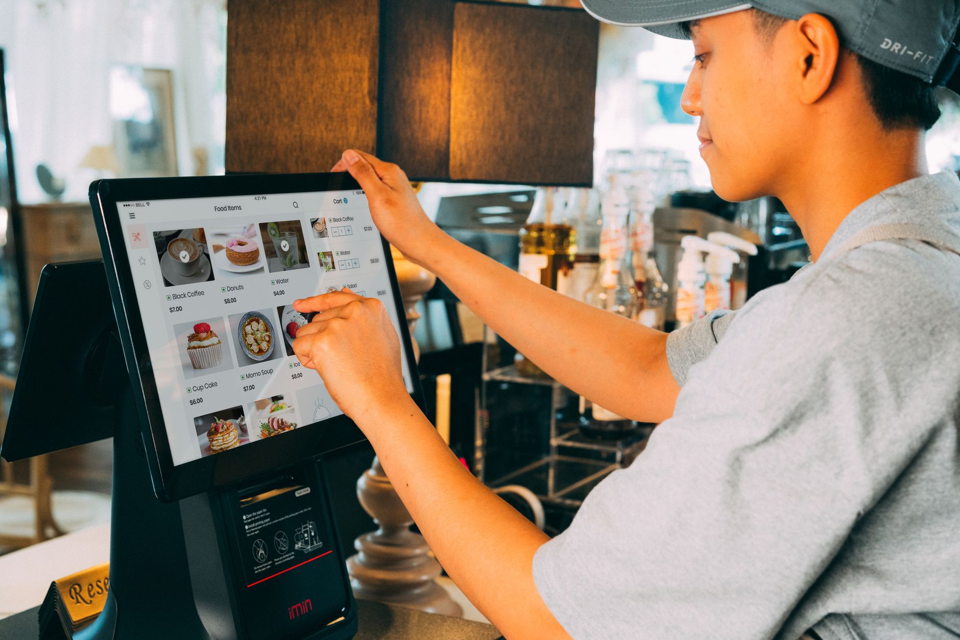 Diagram menunjukkan sistem order terpusat yang mengintegrasikan semua permintaan pelanggan ke satu platform utama