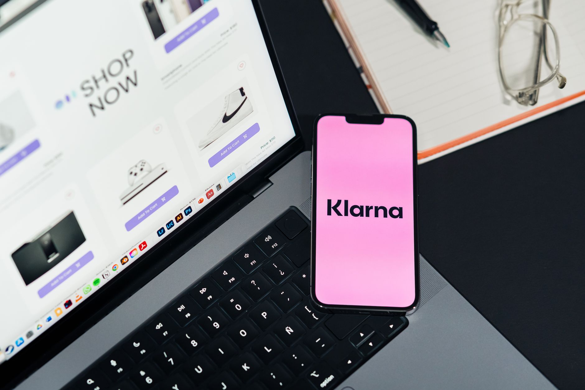 Antarmuka web app kasir cloud menampilkan dashboard penjualan real‑time dan laporan stok.