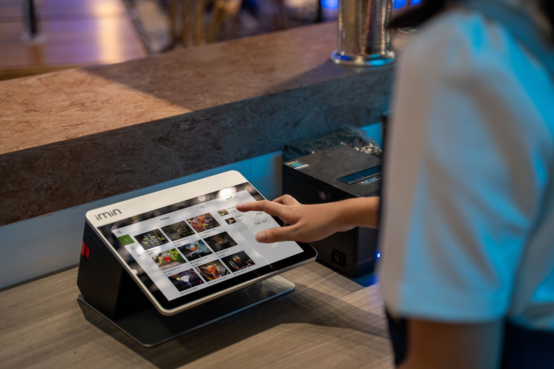 Menu digital modern dengan tampilan interaktif, memudahkan pemesanan online bagi restoran.