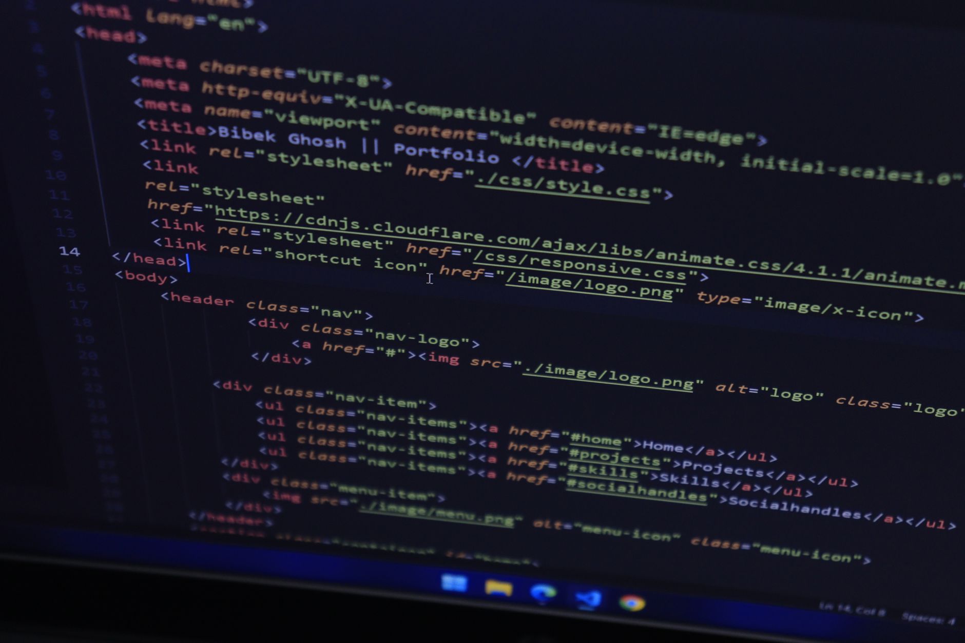 Tampilan website restoran responsif yang menyesuaikan layout di desktop, tablet, dan ponsel